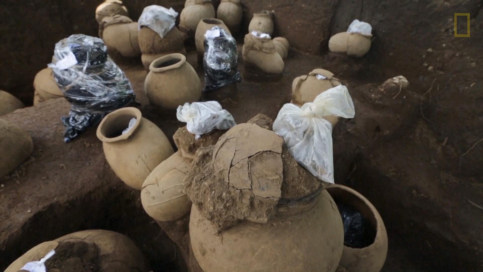 在一千多年前的古墓中發現甕裡的人類遺骸與文物