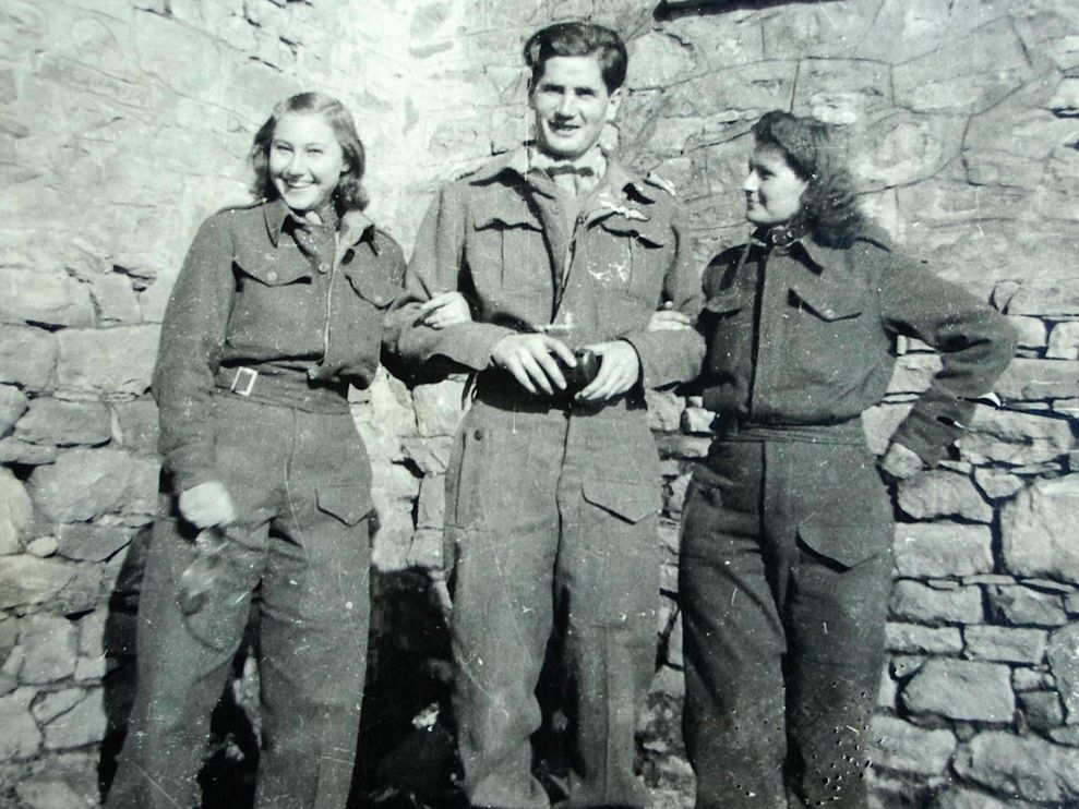 採訪者的父親 Philip Worrall。照片攝於 1943 年，也就是他 25 歲在希臘山區為 SOE 工作的時候。左右為來自雅典的一對雙胞胎姊妹，為他擔任翻譯。照片提供：Simon Worrall