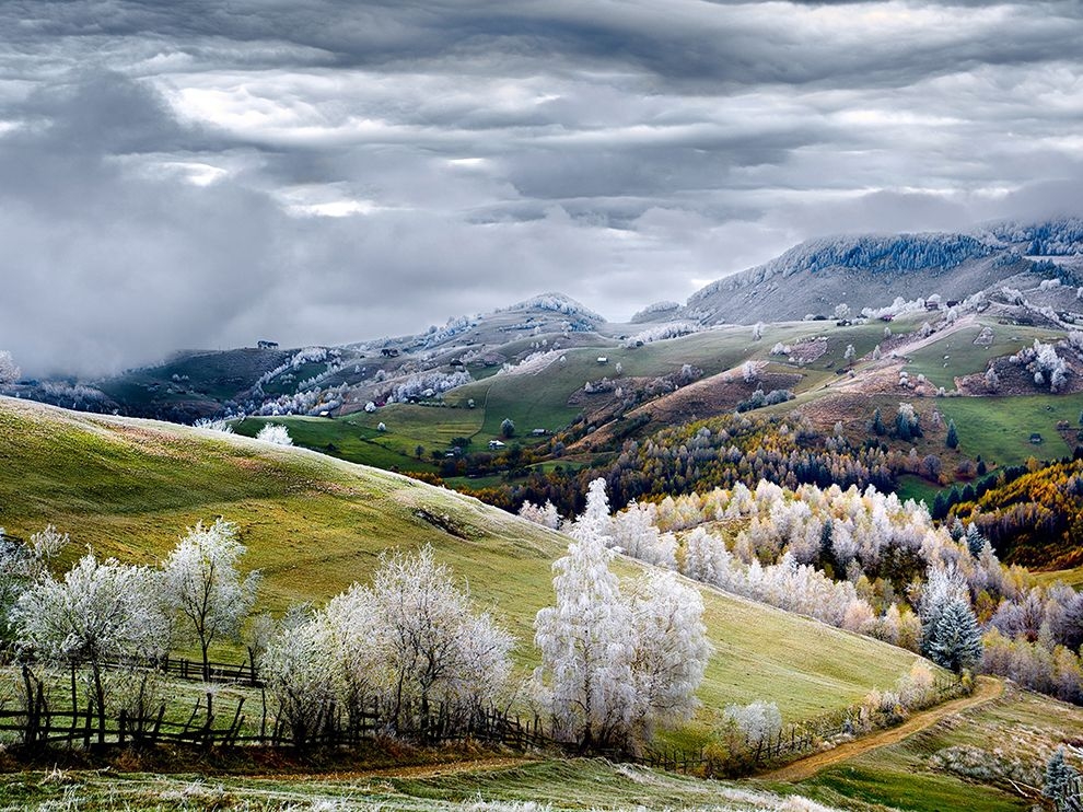 霜雪山巒：羅馬尼亞冬日