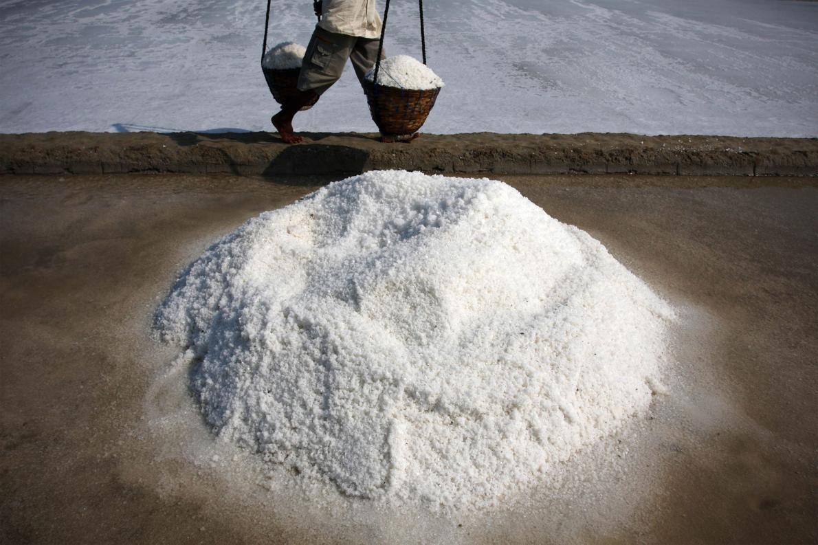 印尼馬杜拉島（Madura Island）利用蒸發海水這種古老的技術來製鹽。一份新研究發現，這裡生產的食鹽在所有樣本中微塑膠含量最高。PHOTOGRAPH BY ULET IFANSASTI, GETTY IMAGES