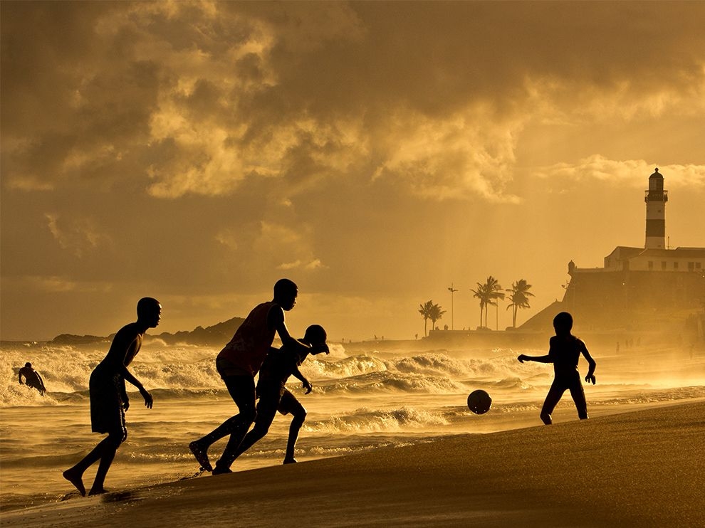 金色黃昏：沙灘足球