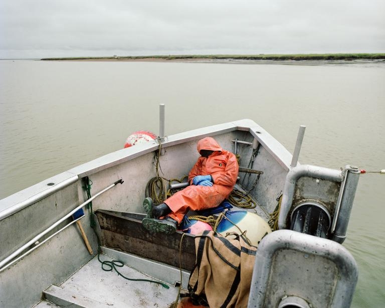 阿拉斯加的布里斯托灣上，累壞的漁夫在商用小漁船上打盹。 PHOTOGRAPH BY COREY ARNOLD
