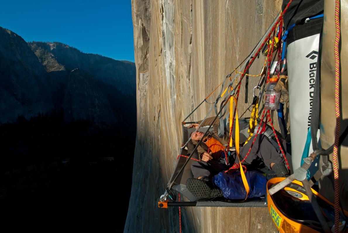 攀岩家伊沃．尼諾夫（Ivo Ninov）趁著懸掛在優勝美地國家公園艾克匹坦峰（El Capitan）邊上的時候小歇一番。 PHOTOGRAPH BY JIMMY CHIN