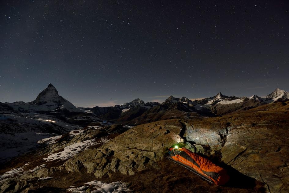 一位義大利探險家以壯麗的馬特洪峰（Matterhorn）為背景，安穩地躺進了他的睡袋。 PHOTOGRAPH BY ROBBIE SHONE
