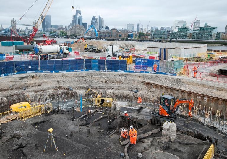 考古學家和倫敦考古博物館（Museum of London Archaeology）的專家在為泰晤士河潮路管道進行探勘發掘時找出一副500年前的骸骨。COURTESY OF MOLA HEADLAND INFRASTRUCTURE