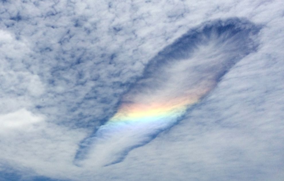 澳洲東南部驚現彩虹穿洞雲奇景