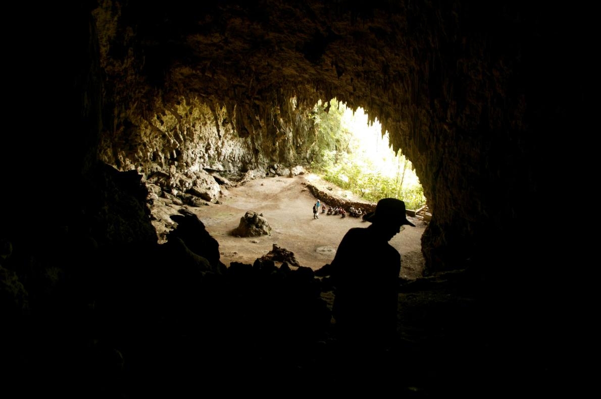 考古學家道格拉斯．霍布斯（Douglas Hobbs）在搜索發現「哈比人」遺骸的梁布亞洞穴。 PHOTOGRAPH BY FAIRFAX MEDIA VIA GETTY IMAGES