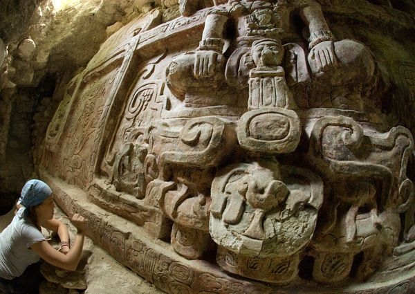 大型馬雅雕刻於瓜地馬拉出土