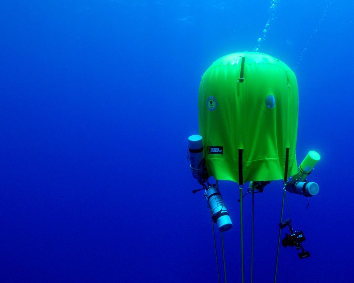 海洋空間居住艙是潛水人員使用的一種可攜式維生系統，比起常用的水肺，它能讓人潛得更深而且待得更久。在這個可充氣的「帳棚」裡，幾個潛水人員可以同時往上游進入乾的艙房裡減壓，以避免因太快上浮到水面，使得氣泡聚積在身體血液和組織裡而產生的「潛水夫病」。PHOTOGRAPH BY MICHAEL LOMBARDI, NATIONAL GEOGRAPHIC