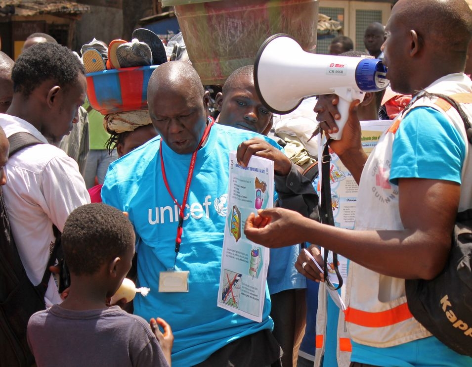 今年3月，聯合國兒童基金會（UNICEF）的衛生人員在幾內亞的柯那克里教導民眾如何預防被伊波拉病毒感染。　PHOTOGRAPH BY YOUSSOUF BAH, ASSOCIATED PRESS