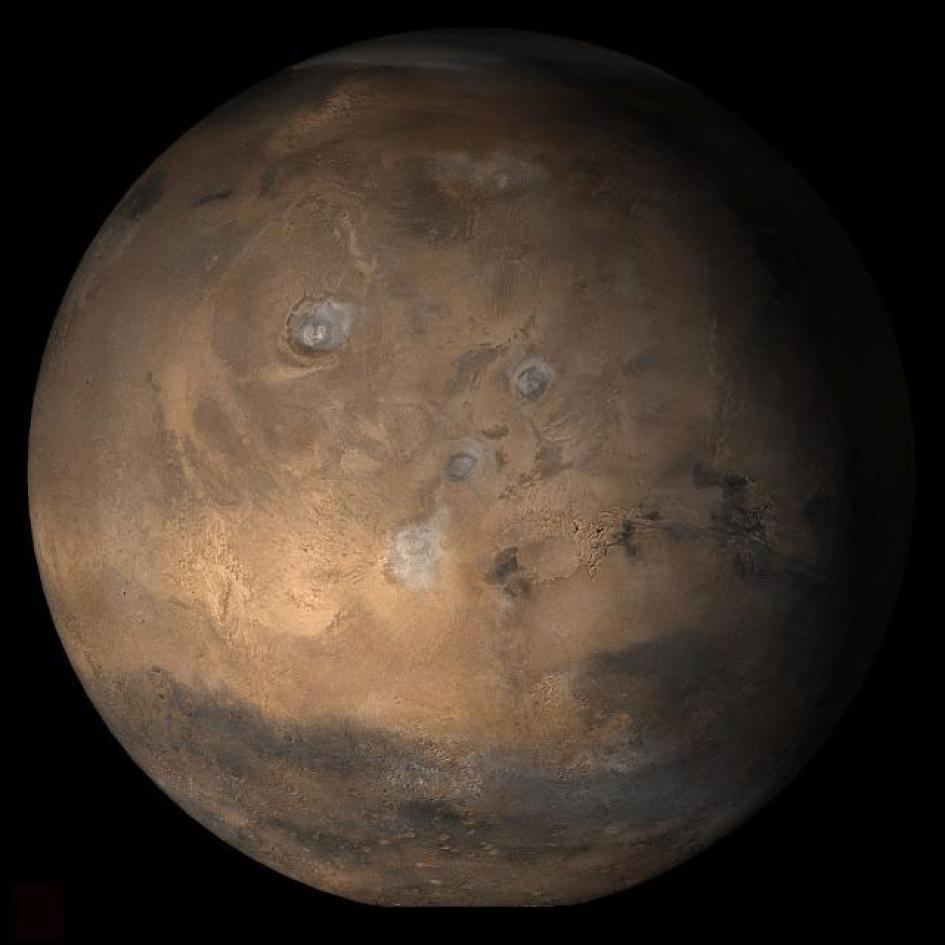 科學家對火星化學物質的最新研究顯示，可能存在火星表面的鹽水，或許能讓好氧微生物或甚至是像海綿這樣的簡單動物在其中生存。PHOTOGRAPH BY NASA/JPL/MALIN SPACE SCIENCE SYSTEMS