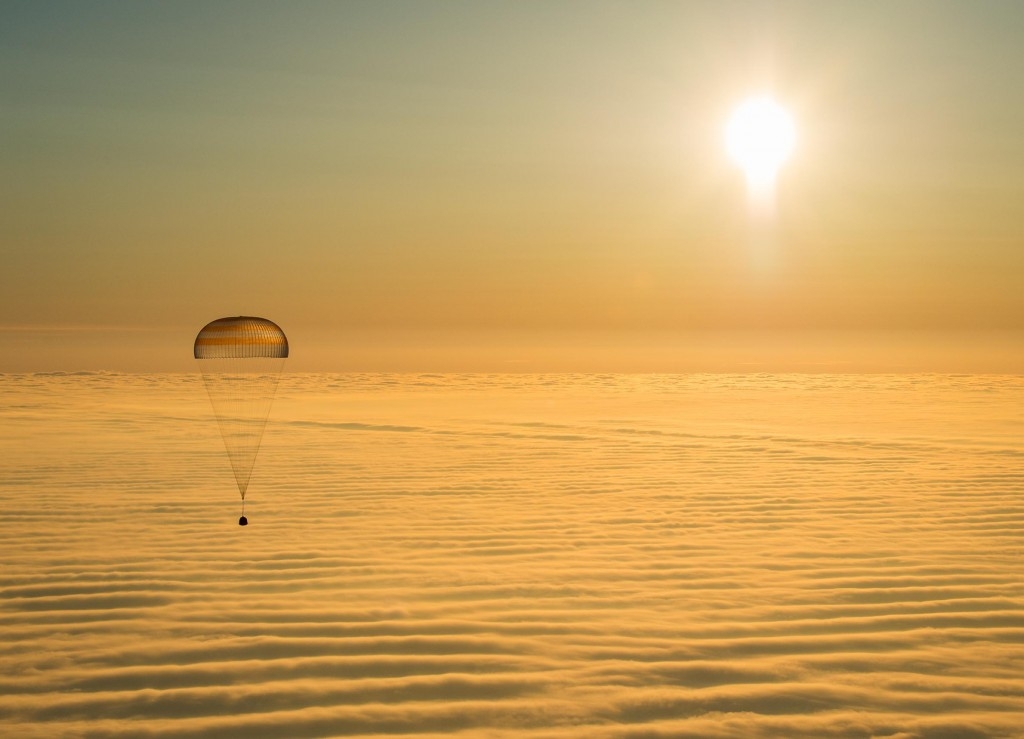 太空人重返地球　乘金色降落傘安全著陸
