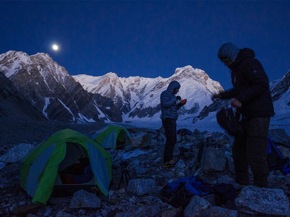 月下登山客：印度曹坎巴峰
