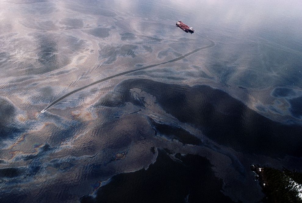 在「艾克森瓦德茲號」漏油事件25年後的今天，依然「油膩膩」