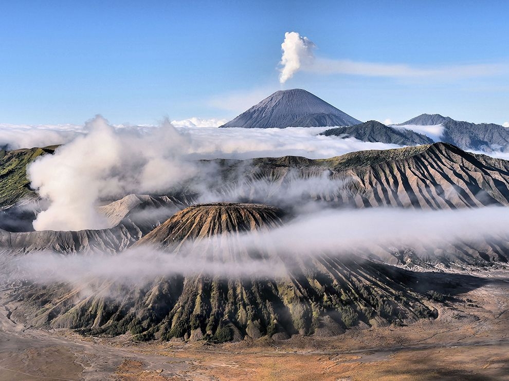 絲縷晨煙：印尼火山