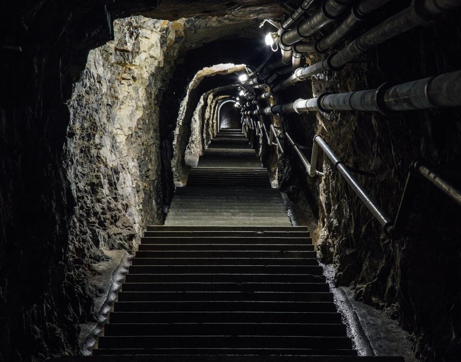 通往瓦爾布蘭德碉堡內部的階梯。 PHOTOGRAPH BY RETO STERCHI