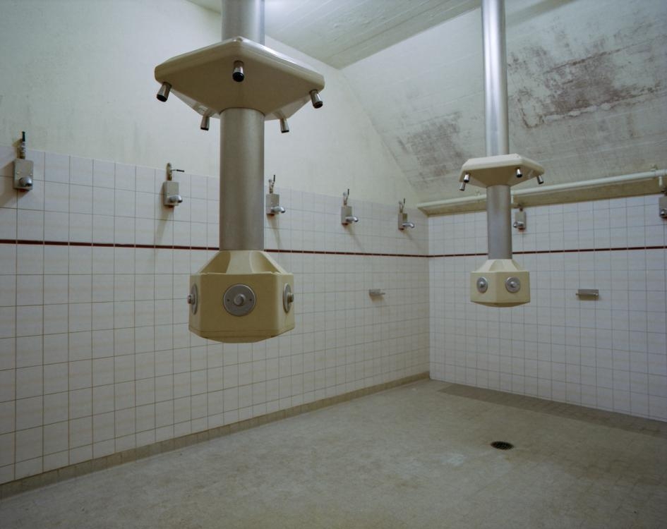 弗格爾斯碉堡裡裡的淋浴間。 PHOTOGRAPH BY RETO STERCHI