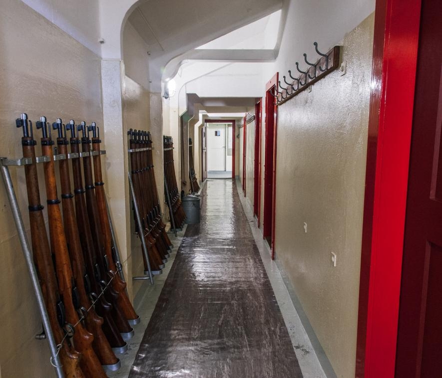 瓦爾布蘭德碉堡的走廊邊放著一排卡賓槍。 PHOTOGRAPH BY RETO STERCHI