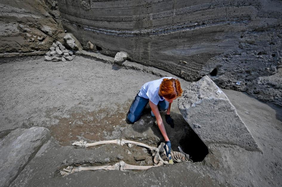 當初這具龐貝城罹難者的遺體出土時，考古學家懷疑他在維蘇威火山（Mt. Vesuvius）噴發期間被巨石砸死。 PHOTOGRAPH BY CIRO FUSCO, ANSA VIA AP