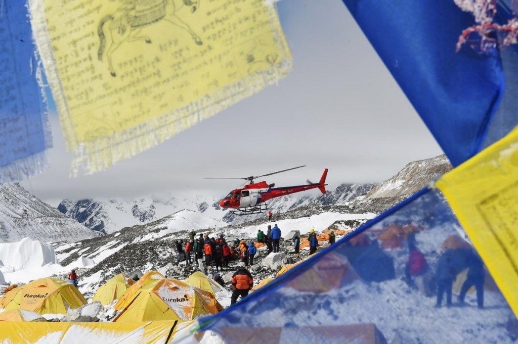 尼泊爾強震引發聖母峰雪崩：救援者開始撤離基地營的生還者與死者