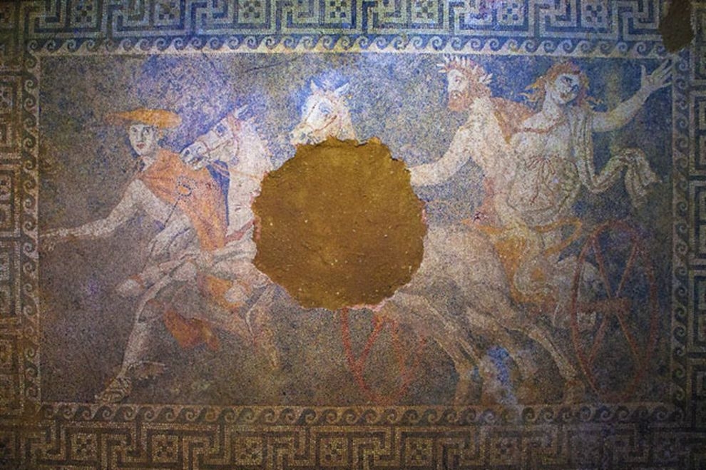 希臘神祕墓葬中的冥后鑲嵌畫