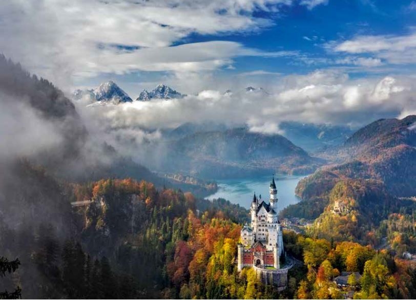 138-139 新天鵝堡位在巴伐利亞東南部充滿田園景緻的阿爾卑斯山區，海 拔約1000公尺，1886年開放參觀時，路德維希二世才剛去世七個星期。