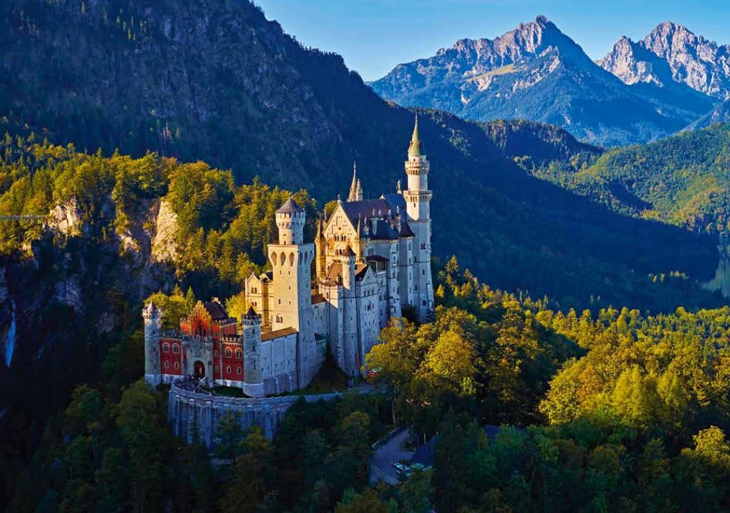 140-141 新天鵝堡是集體想像中的童話城堡，也一直歐 洲遊客最多的城堡，每年約有140萬人參觀。