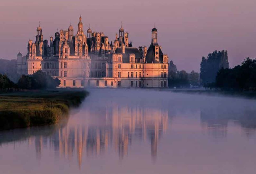 66-67 黎明時，城堡被河上升起的霧氣籠罩，構成一幅絕美的畫面。 城堡的外立面包含眾多塔樓、角塔和帶有雕刻的煙囪，靈感是來自君 士坦丁堡的全景畫面。