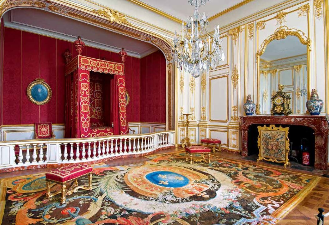 74-75 路易十四的豪華臥室。太陽王原本已經展開堡內王室寓 所的修復計畫，但後來開始興建凡爾賽宮時，計畫就中斷了。