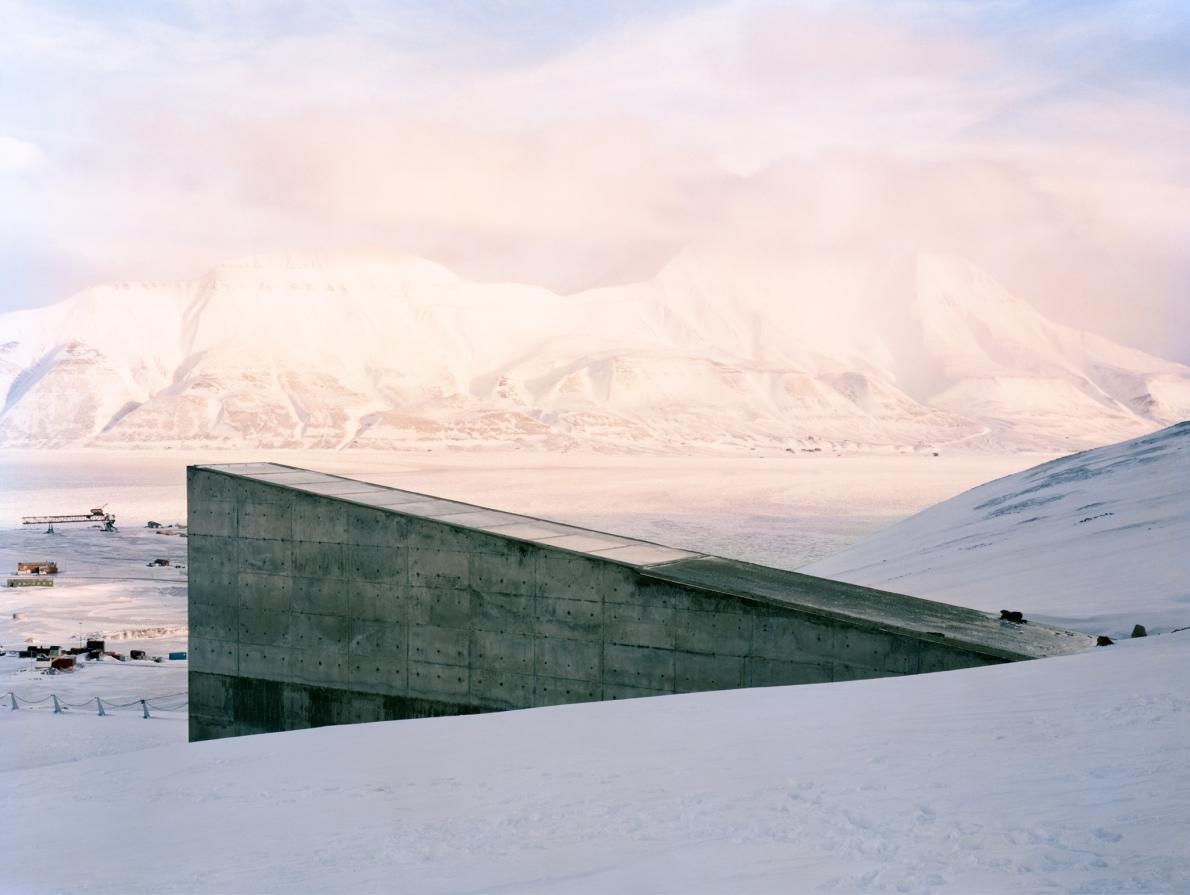 積雪覆蓋在挪威斯匹茲卑爾根島（Spitsbergen Island）上斯瓦爾巴全球種子庫（Svalbard Global Seed Vault）入口周圍的大地上。PHOTOGRAPH BY DORNITH DOHERTY