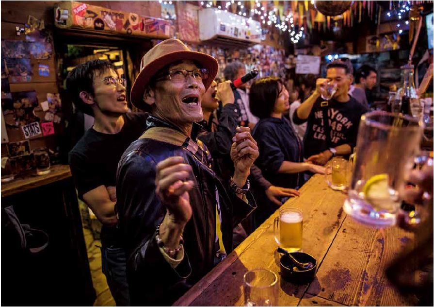 新宿黃金街是有幾百間小酒吧林立的娛樂區，東京人和觀光客隨著卡拉OK 引吭高歌，直到夜深。這 些小巷是世界上密度最高的娛樂區之一。源於另一座城市的卡拉OK仍是日本深受歡迎的休閒活動。
