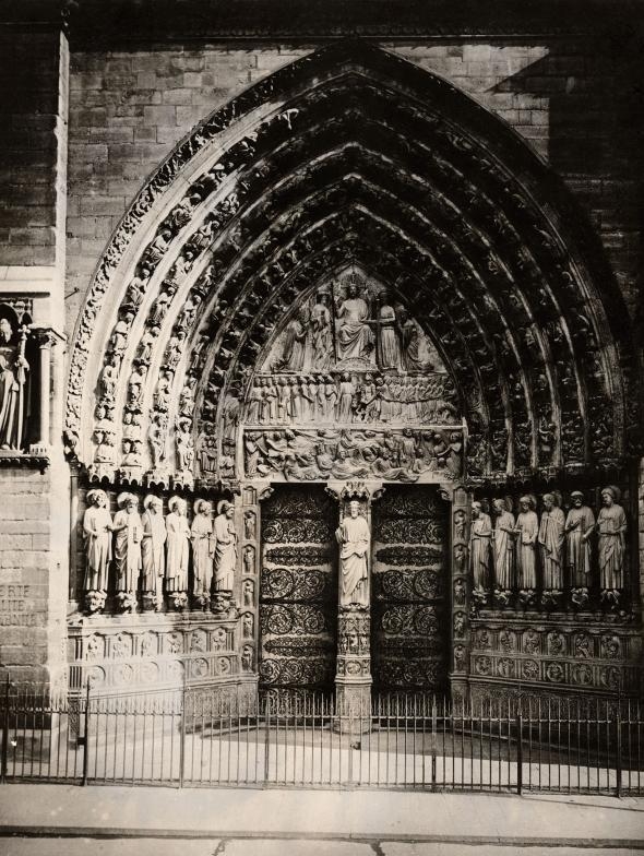 聖母院入口處的最後審判石雕，描述死者朝大天使麥可（Archangel Michael）爬去。這處入口是在1220年左右雕刻，呈現的是馬太福音描述的景象。PHOTOGRAPH COURTESY NAT GEO IMAGE COLLECTION