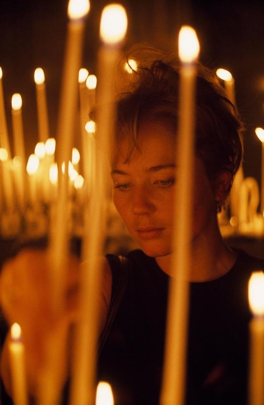 1968年，一位美國觀光客在聖母院內點上一支蠟燭。PHOTOGRAPH BY BRUCE DALE, NAT GEO IMAGE COLLECTION