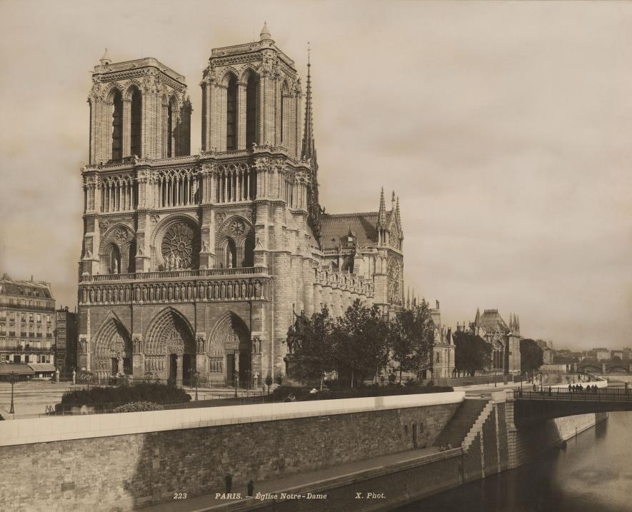 坐落在塞納河（Seine River）上的巴黎聖母院（此為1920年代的照片）幾世紀以來一直是巴黎的象徵。這場大火蹂躪了這座建築物，造成無法修復的破壞。PHOTOGRAPH BY CRETE, NAT GEO IMAGE COLLECTION
