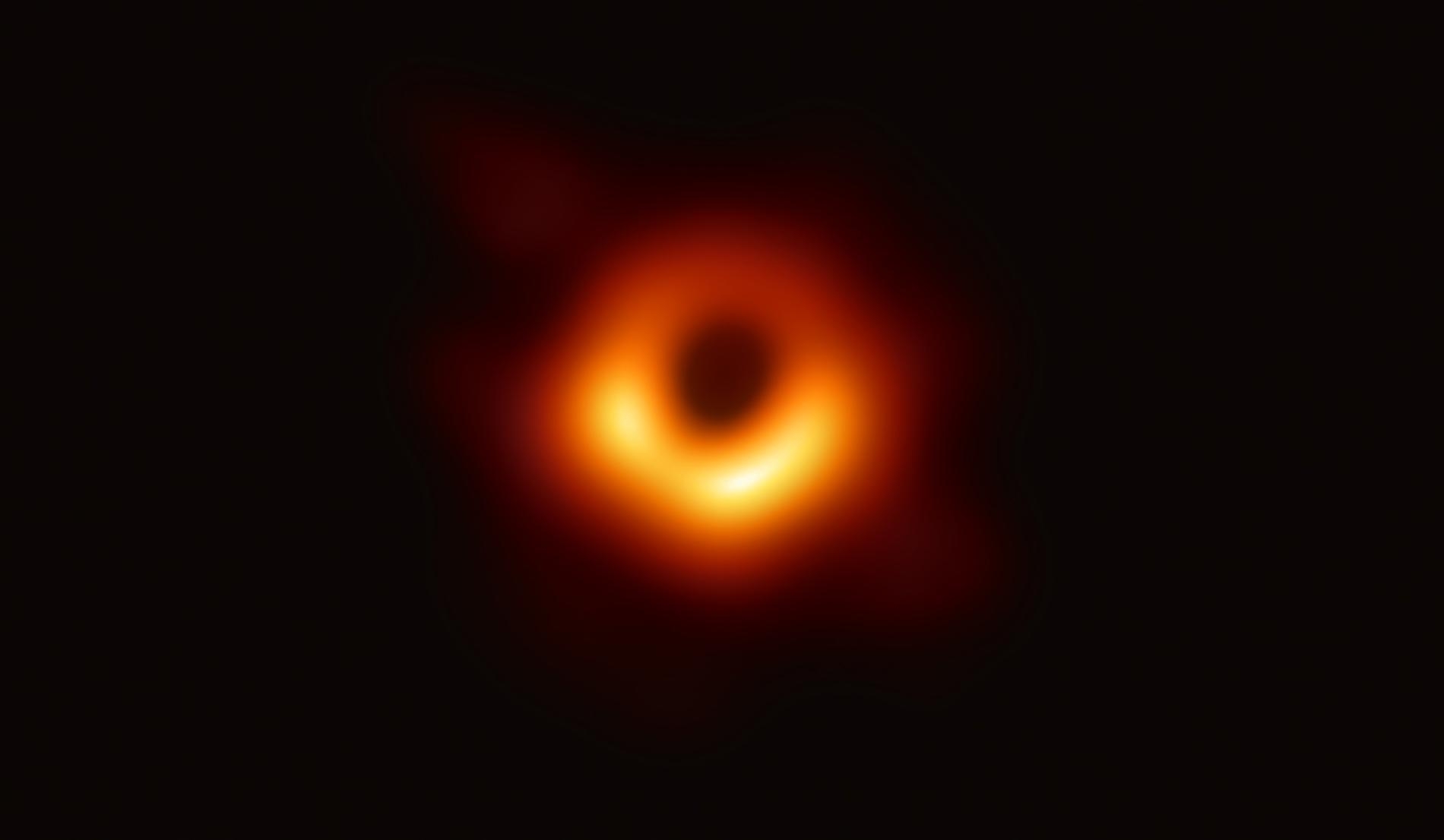 事件視界望遠鏡（Event Horizon Telescope）是個跟地球一樣大的地面無線電波望遠鏡陣列，天文學家利用它成功拍攝到超大質量黑洞及其暗影的第一張圖像。這張圖像揭露的是室女座星系團中大質量星系M87中心的黑洞。 PHOTOGRAPH BY EVENT HORIZON TELESCOPE COLLABORATION