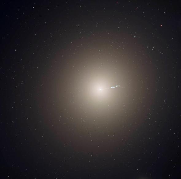 橢圓星系M87是鄰近的室女座星系團的主要成員，包含數兆顆恆星、一個超大質量黑洞和大約1萬5000個球狀星團。相比之下，我們的銀河系只有幾千億顆恆星和大約150個球狀星團。 PHOTOGRAPH BY NASA, ESA AND THE HUBBLE HERITAGE TEAM (STSCI/AURA); ACKNOWLEDGMENT: P. COTE (HERZBERG INSTITUTE OF ASTROPHYSICS) AND E. BALTZ (STANFORD UNIVERSITY)