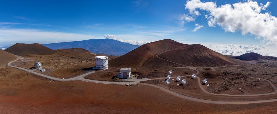 在夏威夷茂納開亞火山（Mauna Kea volcano）上矗立著許多天文臺，其中也包括在2017年參與事件視界望遠鏡觀測的詹姆斯．克拉克．麥克斯威爾望遠鏡（左二）。PHOTOGRAPH BY BABAK TAFRESHI