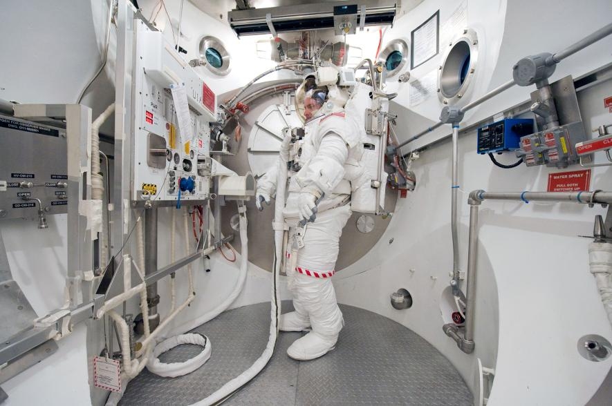 史考特．凱利在2010年的地表訓練中，身著艙外行動裝置（Extravehicular Mobility Unit，簡稱EMU）。PHOTOGRAPH BY MARK SOWA, NASA
