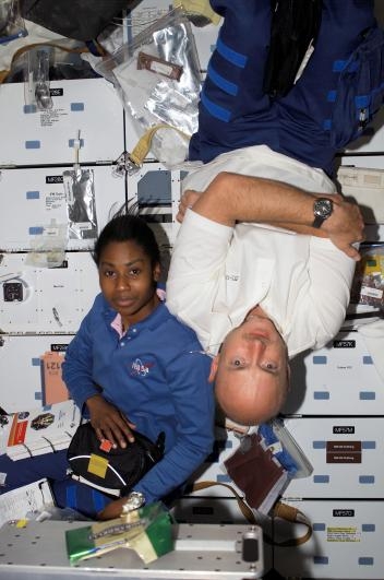 2006年，發現號太空梭停靠國際太空站的時候，太空人史黛芬妮．威爾森（Stephanie D. Wilson）和馬克．凱利飄浮在發現號太空梭裡。PHOTOGRAPH BY NASA