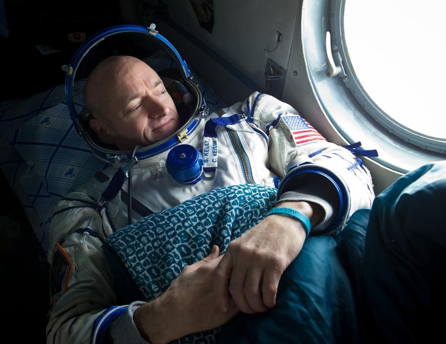 2011年，太空人史考特．凱利在國際太空站停留了六個月後返回地球，降落在哈薩克的阿爾卡雷克（Arkalyk）附近。他搭上俄羅斯的搜救直升機，望著窗外，準備出發前往兩小時路程外的庫斯塔奈（Kustanay）。PHOTOGRAPH BY BILL INGALLS, NASA