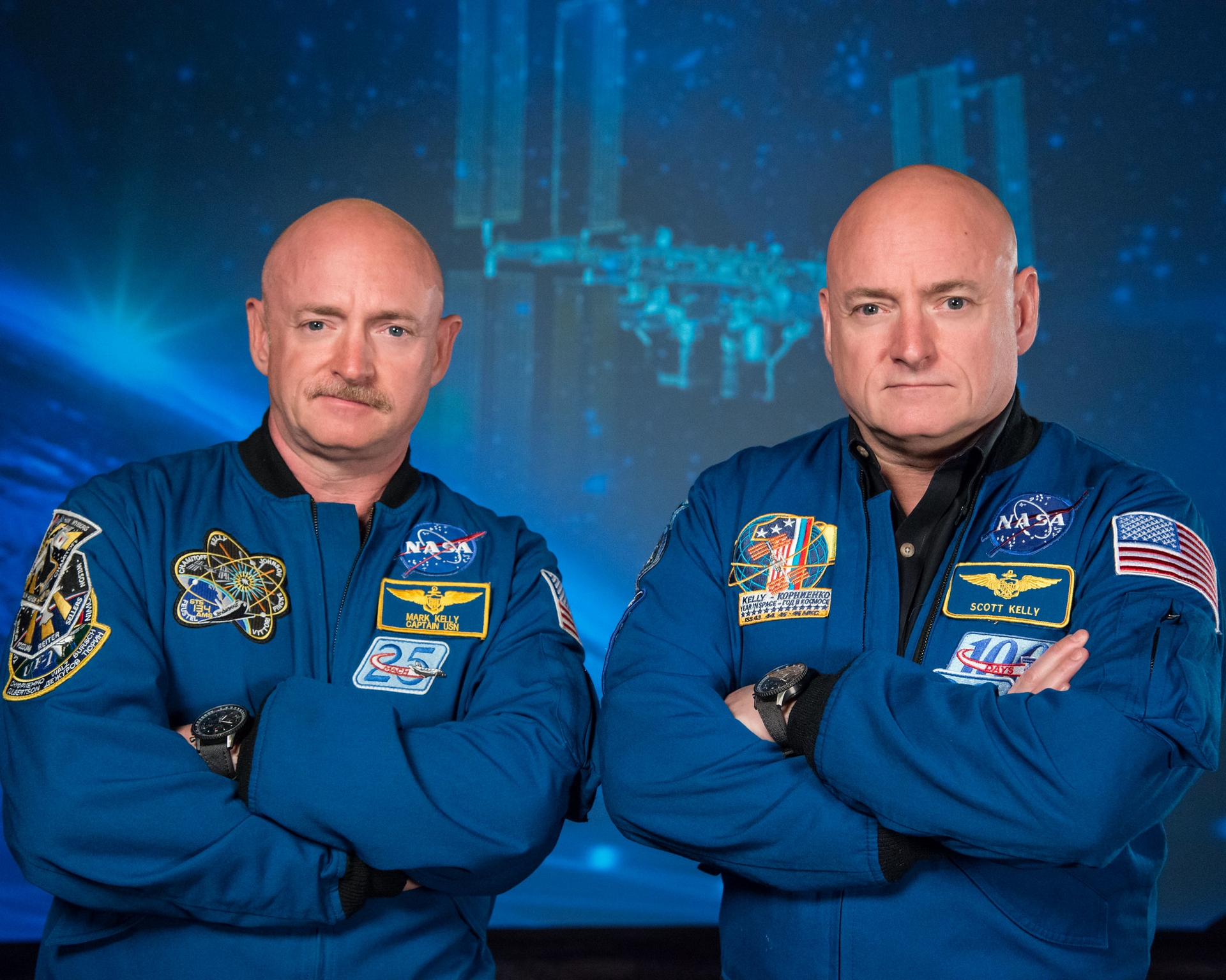太空人史考特．凱利（右）在準備前往國際太空站執行為期一年的任務之前，和他的雙胞胎兄弟前太空人馬克．凱利（Mark Kelly）一起出席一項宣傳活動。PHOTOGRAPH BY ROBERT MARKOWITZ, NASA