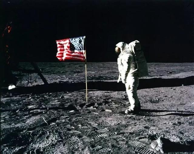 阿波羅11號太空人巴茲．艾德林（Buzz Aldrin）和星條旗。圖片來源：NASA