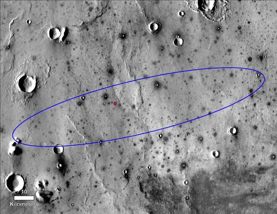 影像中的紅點就是NASA洞察號登陸器在埃律西昂平原（Elysium Planitia）裡的最後著陸位置。這片廣闊平坦的熔岩平原就位在火星赤道的北邊。根據先前的預測，登陸器有99%的機會降落在影像中較大的藍色橢圓範圍內。 PHOTOGRAPH BY NASA/JPL-CALTECH/ASU 
