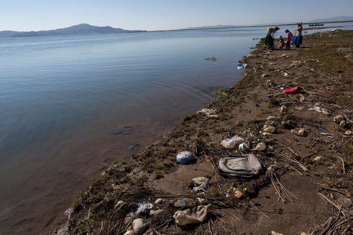 垃圾四處散布在的的喀喀湖岸，改變湖水酸度，經由皮膚皺褶吸收氧氣的湖蛙會因此而受害。PHOTOGRAPH BY RODRIGO ABD, AP 
