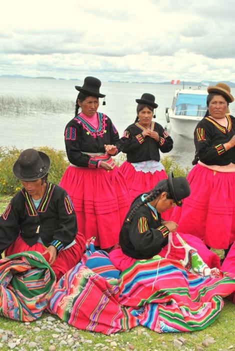 超過24名祕魯婦女組成團體，其中一些人曾是盜獵者。她們編織並販售發想自湖蛙的手工藝品來增加收入。PHOTOGRAPH BY ERIN STOTZ 