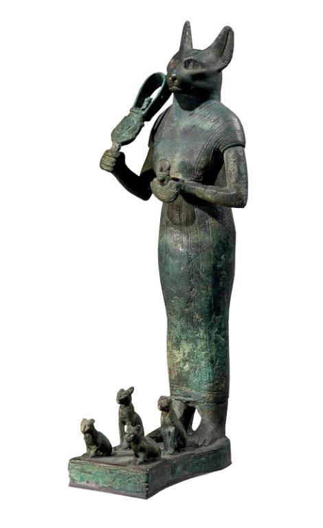這座青銅雕像描繪芭絲特腳邊帶著四隻象徵生育力的小貓。她手握節慶樂器叉鈴（sistrum）或搖響器（rattle）。這座銅像的年代介於西元前900至600年間，從布巴斯提斯出土，現存於倫敦大英博物館。PHOTOGRAPH BY BRITISH MUSEUM/SCALA, FLORENCE 