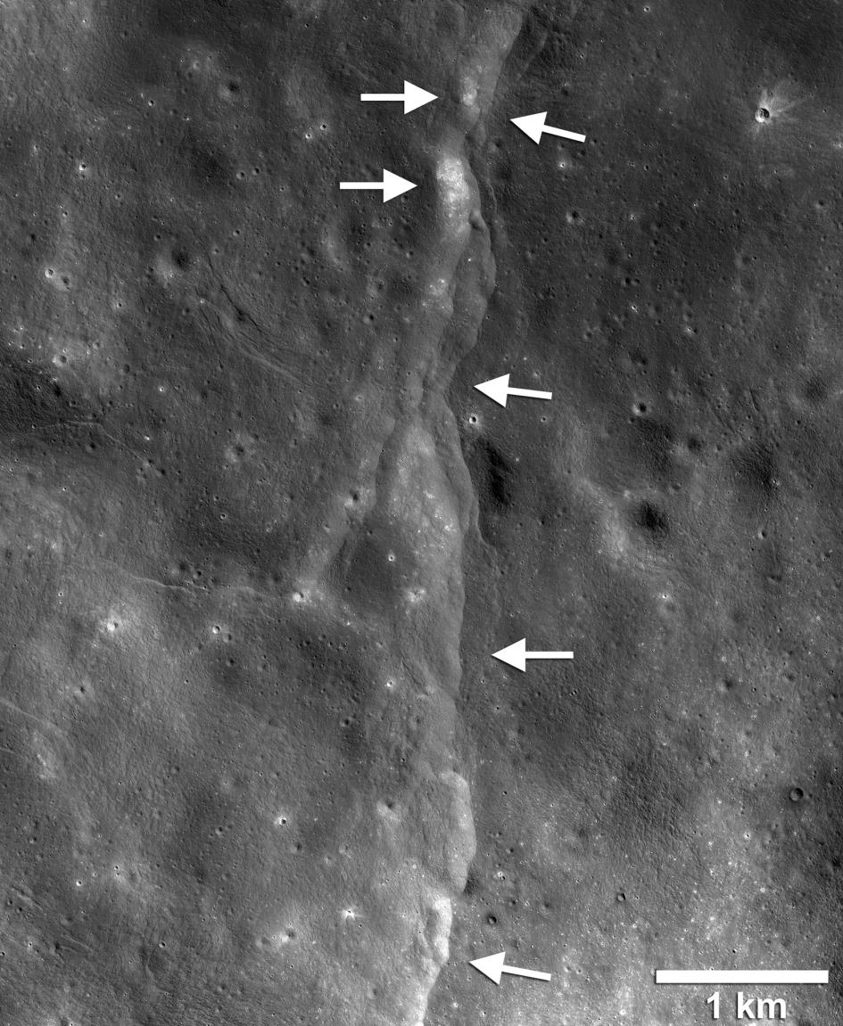 根據阿波羅時期放置在月面上儀器所收集到的數據，我們的這顆灰色小衛星可能比過去所想的還要更為活躍。PHOTOGRAPH BY NASA/GSFC/ARIZONA STATE UNIVERSITY
