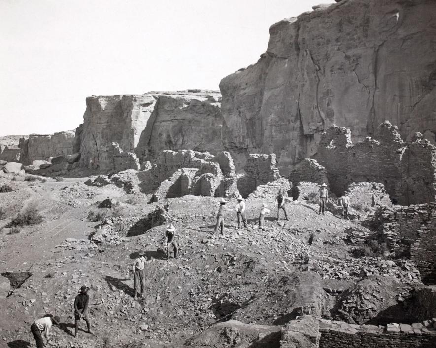 在開挖普韋布洛波尼托遺址以前，考古學家先將不穩定的岩石移除。PHOTOGRAPH BY NEIL M. JUDD, NAT GEO IMAGE COLLECTION 