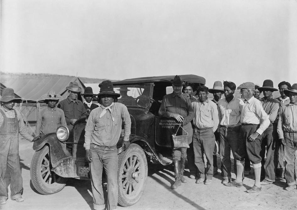 攝於美國新墨西哥州的查科峽谷國家紀念園區（Chaco Canyon National Monument）。法蘭克．薩克萊（Frank A. Thackeray）、斯科菲爾德（C. S. Scofield）和傑克森（W.H. Jackson）在農業論壇後正要啟程離開普韋布洛波尼托營地（Pueblo Bonito Camp），身旁圍繞著尊尼族（Zuni）與納瓦荷族（Navajo）的工人。PHOTOGRAPH BY NEIL M. JUDD, NAT GEO IMAGE COLLECTION