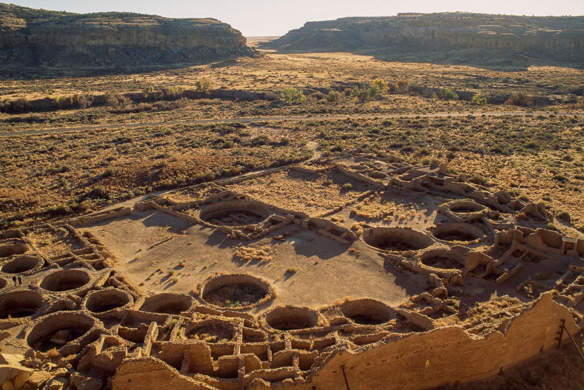 美國新墨西哥州這座被稱作普韋布洛波尼托（Pueblo Bonito）的建築遺址延伸出650間房間，公元1200年至800年間，它曾經位處查科峽谷（Chaco Canyon）聚落的中心。PHOTOGRAPH BY PHIL SCHERMEISTER, NAT GEO IMAGE COLLECTION